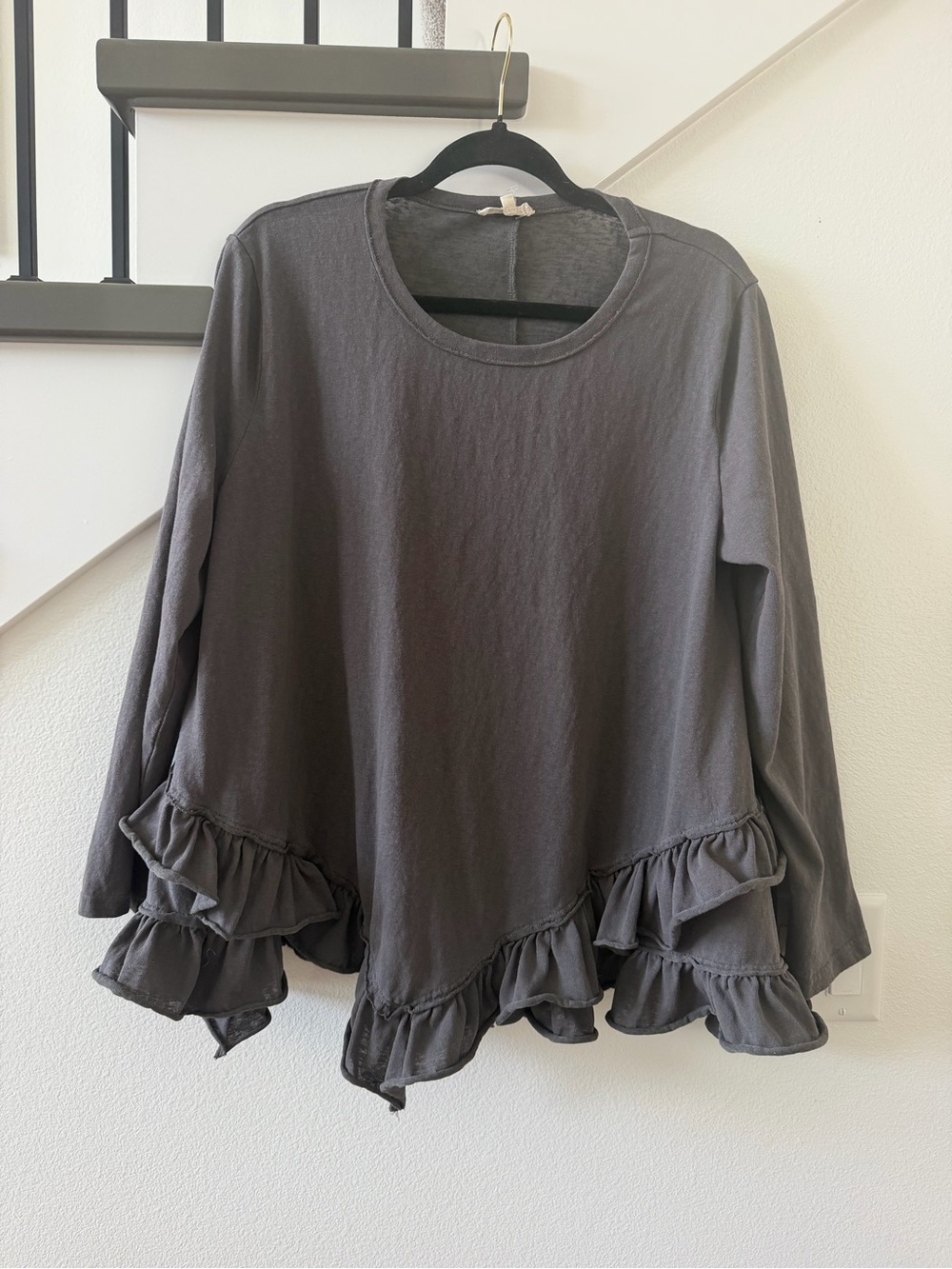 easel Charcoal Ruffle-Hem Long Sleeve Top